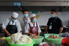 生可通过食堂公示栏查询食材来历；学校由带队